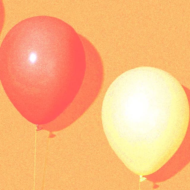 Imagem de um fundo laranja com três balões enfileirados à frente. O primeiro é vermelho, o segundo é rosa e o terceiro é amarelo