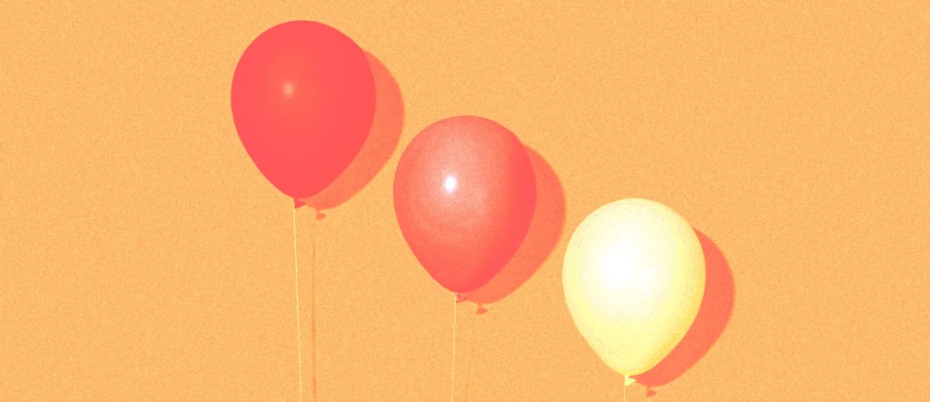 Sonhos e objetivos: dois balões laranjas e um balão amarelo, em um fundo laranja.