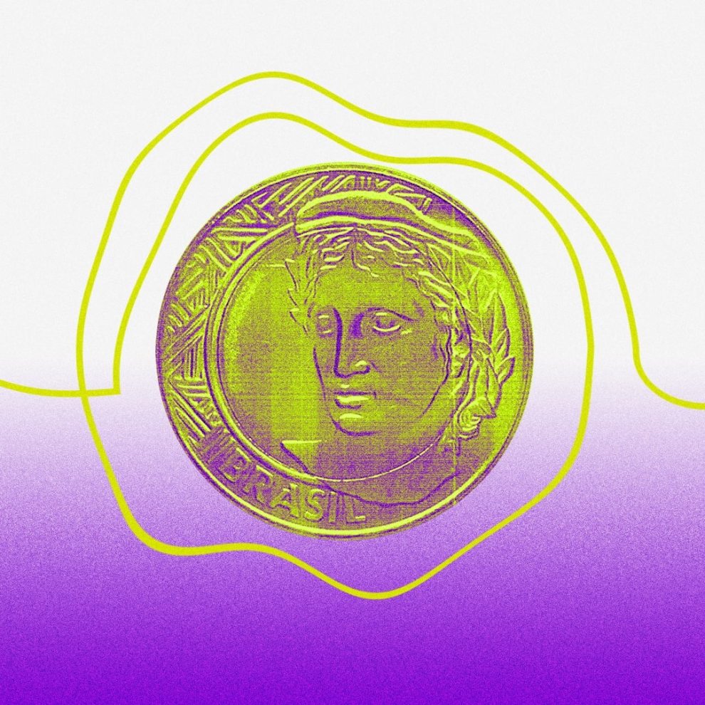 Imagem de uma moeda de 1 real em um fundo com degradê branco e roxo. Um fio amarelo circula a moeda ao longo da imagem.