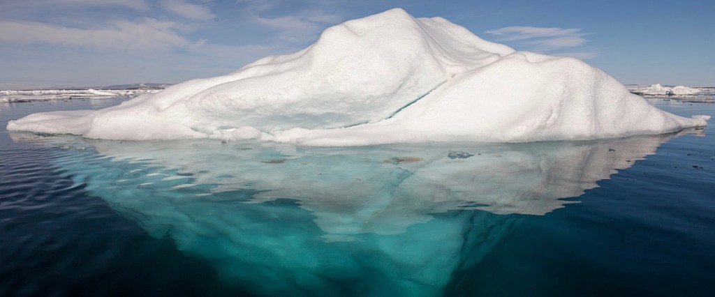 Iceverg flutuando no mar, com grande massa de gelo abaixo da superfície: Credito: By AWeith - Own work, CC BY-SA 4.0, https://commons.wikimedia.org/w/index.php?curid=51789188