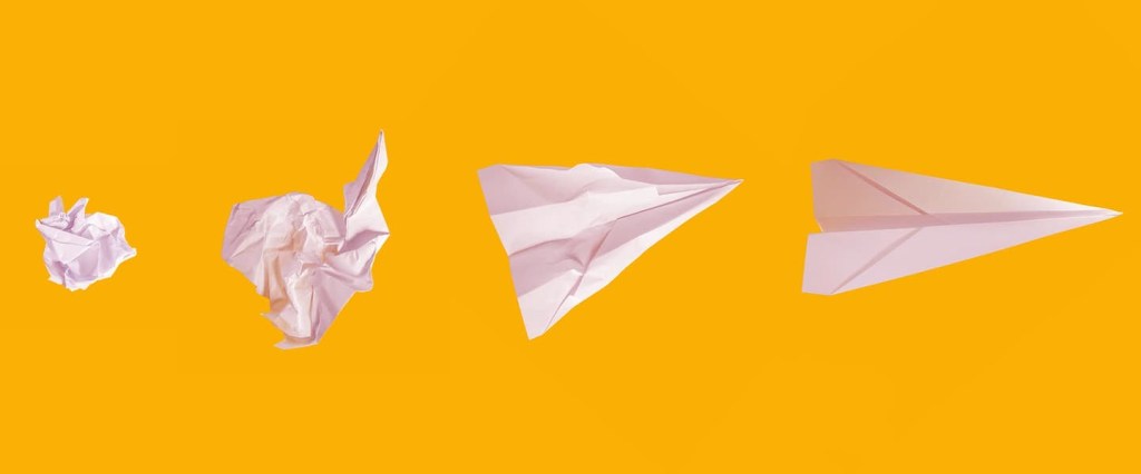 Quem pode ser MEI: no fundo amarelo, colagem de uma bolinha de papel amassada que vira um avião de papel