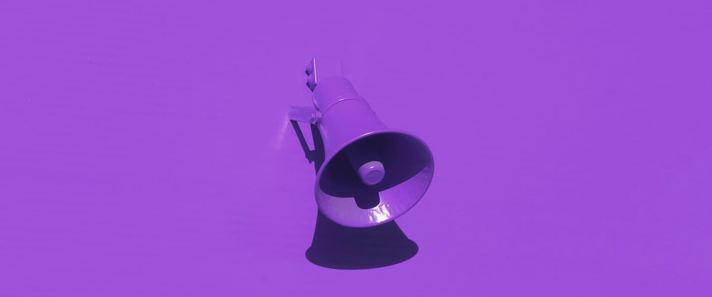 7 fatos que marcaram as finanças em 2020: no fundo roxo, fotografia de um megafone roxo