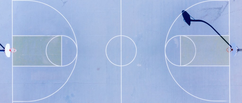 Visat aérea de uma quadra de basquete azul clara