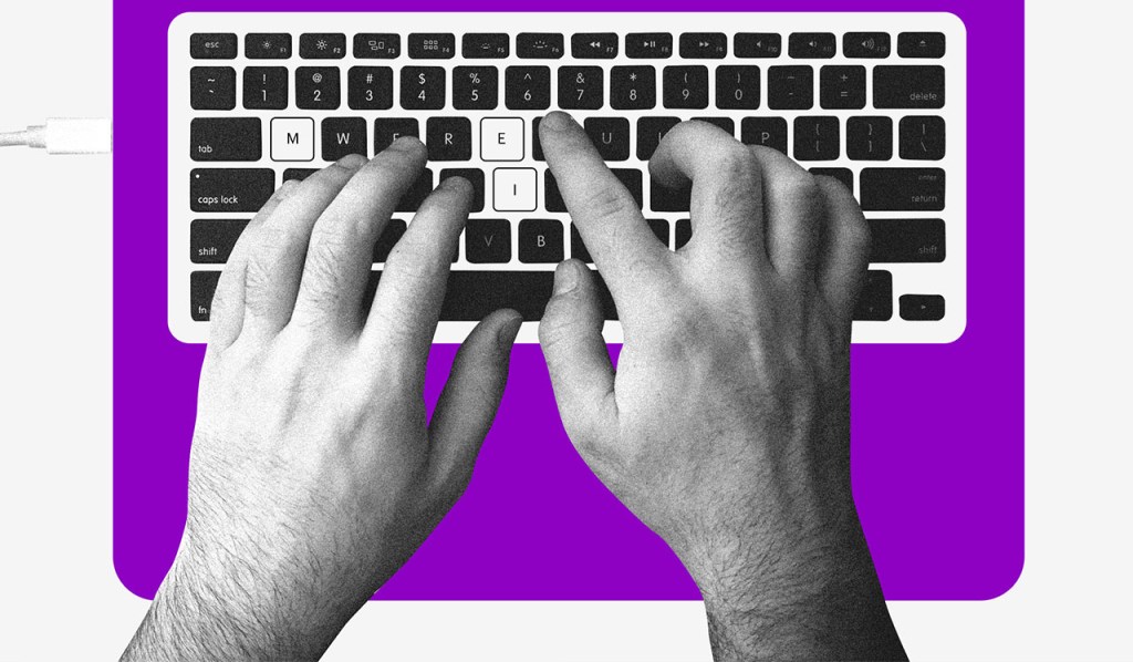 Plano de contas: imagem mostra duas mãos usando um teclado de computador. Imagem em preto e branco sobre um fundo roxo.