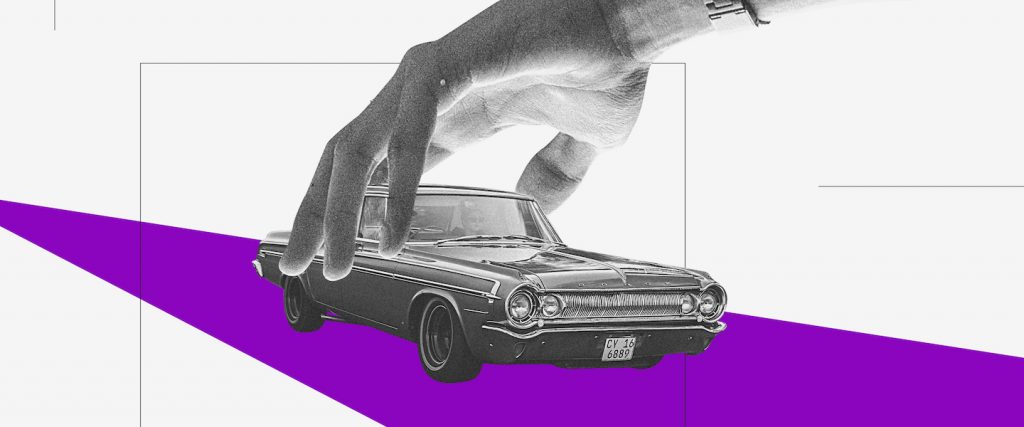 Franquia de seguro: uma mão pegando um carro de cima sobre uma pista roxa
