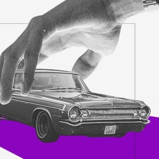 Franquia de seguro: uma mão pegando um carro de cima sobre uma pista roxa