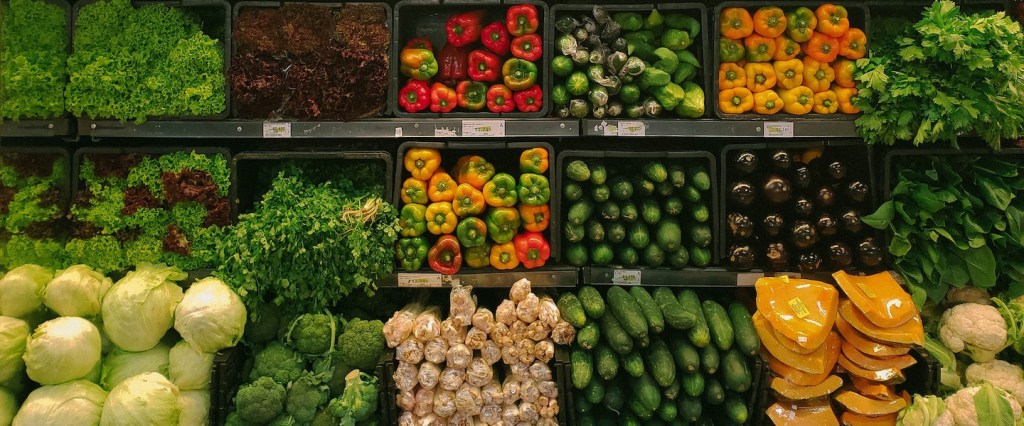 Prateleira de supermercado com várias verduras, legumes e hortaliças