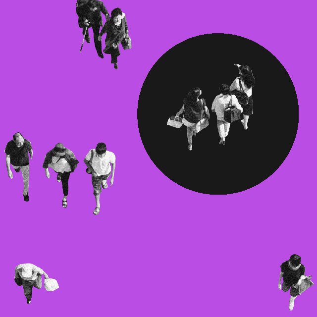 O que é seguro de vida: Imagem de pessoas andando em um fundo roxo com um círculo preto
