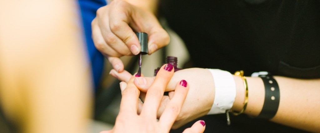 5 dúvidas sobre MEI: fotografia em close de uma manicure pintando a unha de uma cliente de vermelho