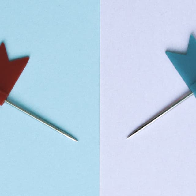 swap: imagem mostra duas bandeiras da cor vermelha e azul colocadas lado a lado.