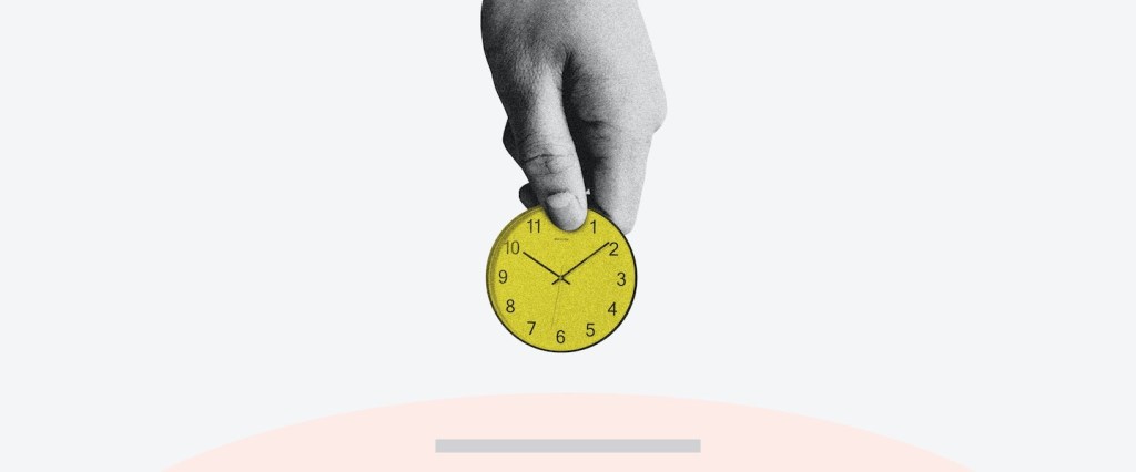 Imagem de uma mão levando uma moeda em direção ao buraco de um cofre, mas a moeda tem os ponteiros de um relógio.