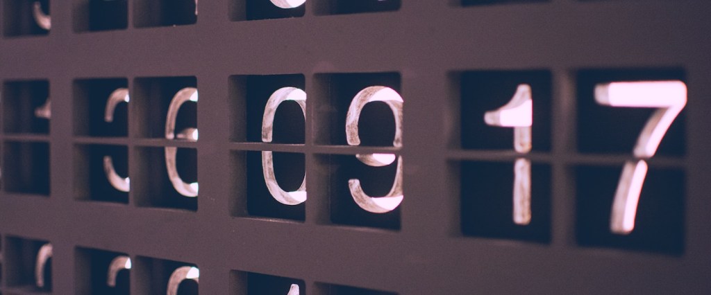 Saque-aniversário FGTS 2021 calendário pagamento: fotografia de números em uma parede