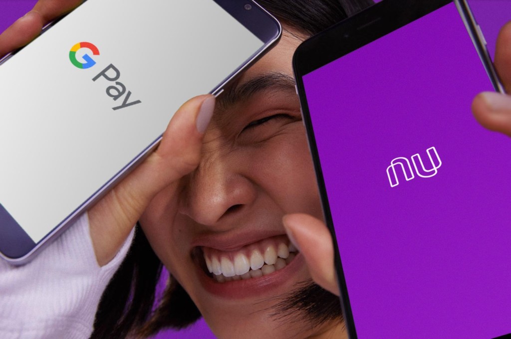 Google Pay e Nubank: uma mulher oriental sorrindo com dois celulares nas mãos com os símbolos de google pay e Nubank