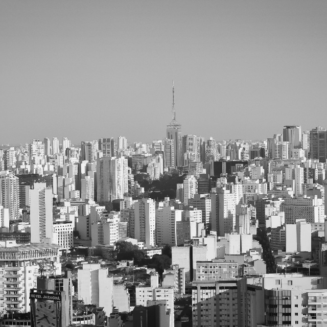o mundo pós pandemia: cidade de são paulo, vista aérea. Imagem em tons de cinza e branco