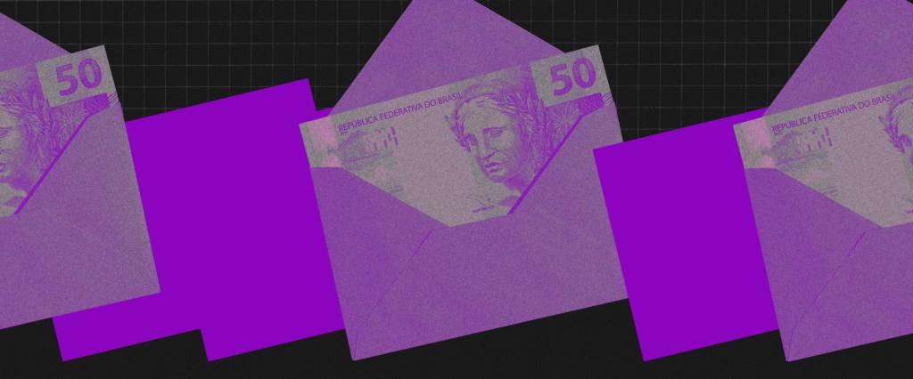 um envelope lilás com uma nota de 50 reais dentro, em um fundo preto e dois quadrados roxos ao lado