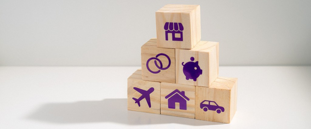 DAS MEI 2024: imagem de blocos de madeira empilhados em um fundo branco. Cada bloco tem um desenho roxo: uma casa, dois anéis, um porquinho, um avião, uma tenda e um carro.