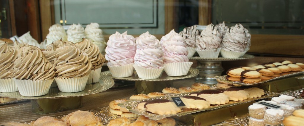 Como usar o Pix em compras presenciais: fotografia de uma vitrine de uma loja de doces cheia de biscoitos, cupcakes, bolinhos e outros quitutes