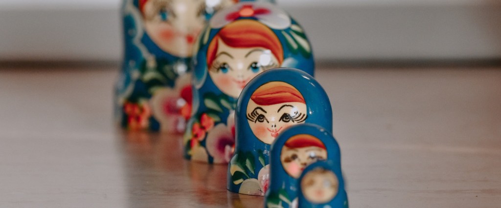 TAM SAM SOM tamanho de mercado: fotografia de bonecas russas uma em frente à outra