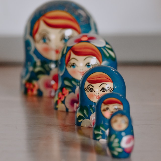 TAM SAM SOM tamanho de mercado: fotografia de bonecas russas uma em frente à outra