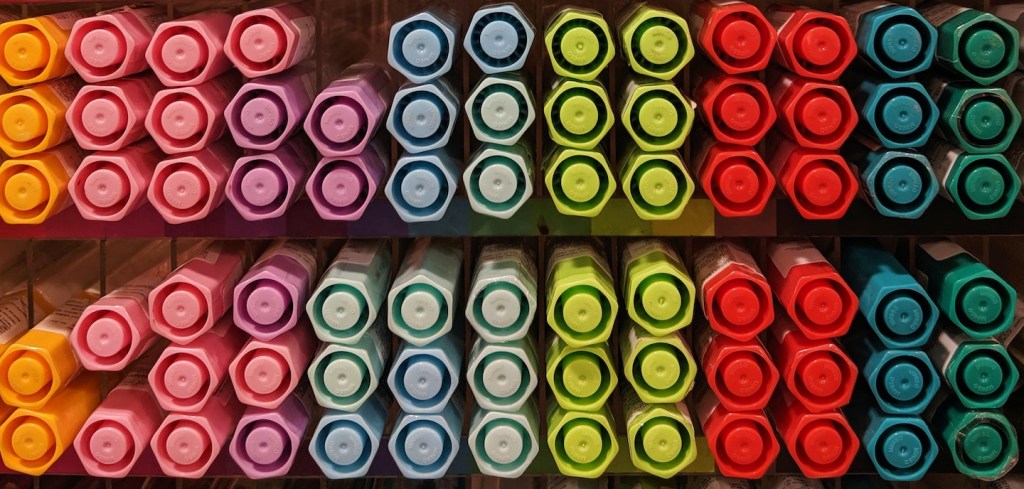 várias canetinhas coloridas organizadas por cor