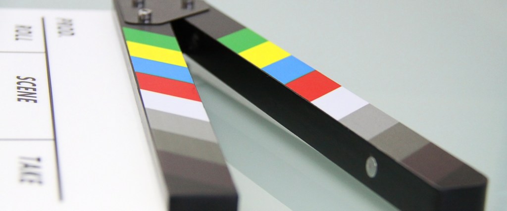 indústria do cinema: claquete branca com pontos coloridos na parte superior