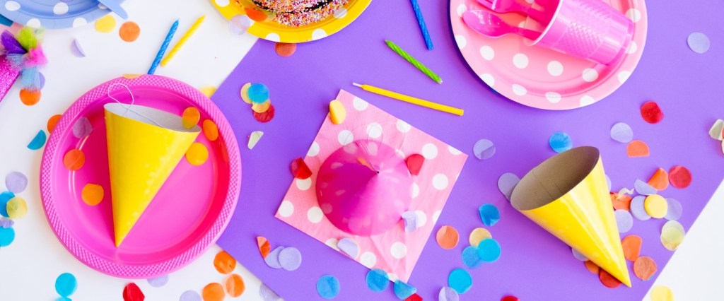 aniversário nucommunity: imagem de uma mesa com elementos coloridos de aniversário