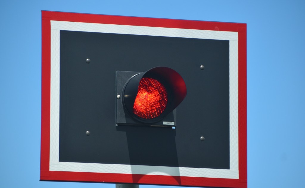 imagem de uma luz vermelha de semáforo