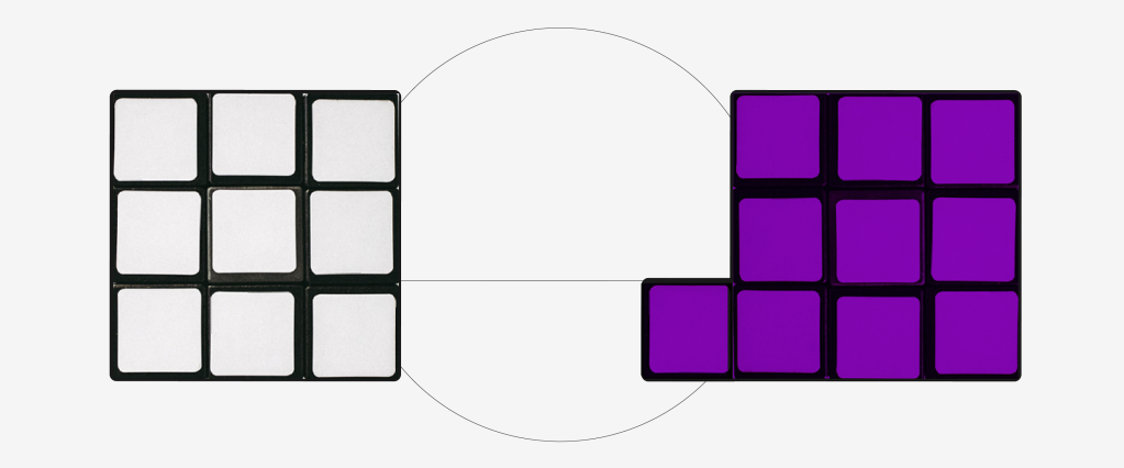 Dois cubos mágicos, um branco e um roxo, separados por um círculo