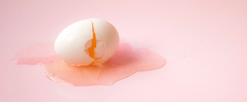Restituição Imposto de Renda 2021 por que não vou receber: no fundo rosa, fotografia de um ovo quebrado e a clara em volta (Créditos: Melani Sosa)
