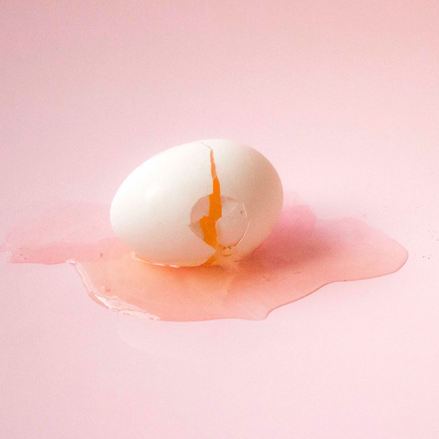 Restituição Imposto de Renda 2021 por que não vou receber: no fundo rosa, fotografia de um ovo quebrado e a clara em volta (Créditos: Melani Sosa)