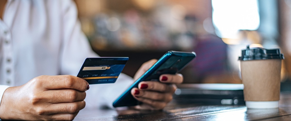 Cartão de crédito com anuidade grátis para sempre: o que isso realmente significa?