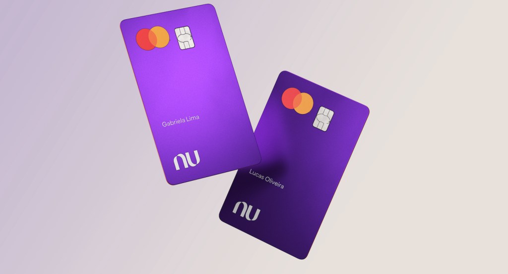 imagens do cartão Nubank em um fundo claro
