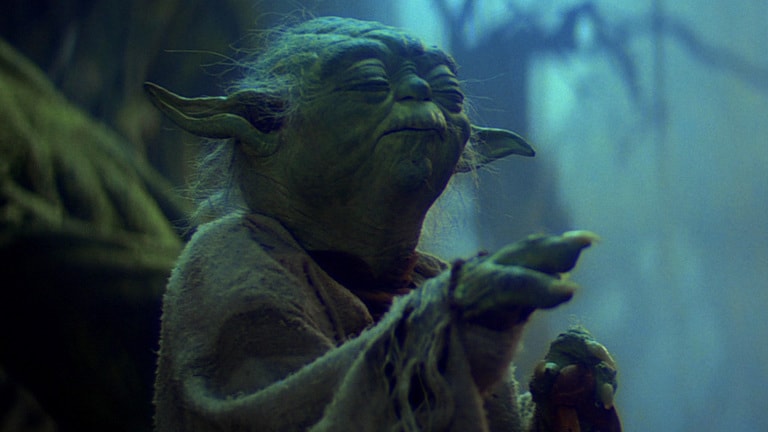 Foto do personagem mestre Yoda, sa saga Star Wars, em cena em um dos filmes.