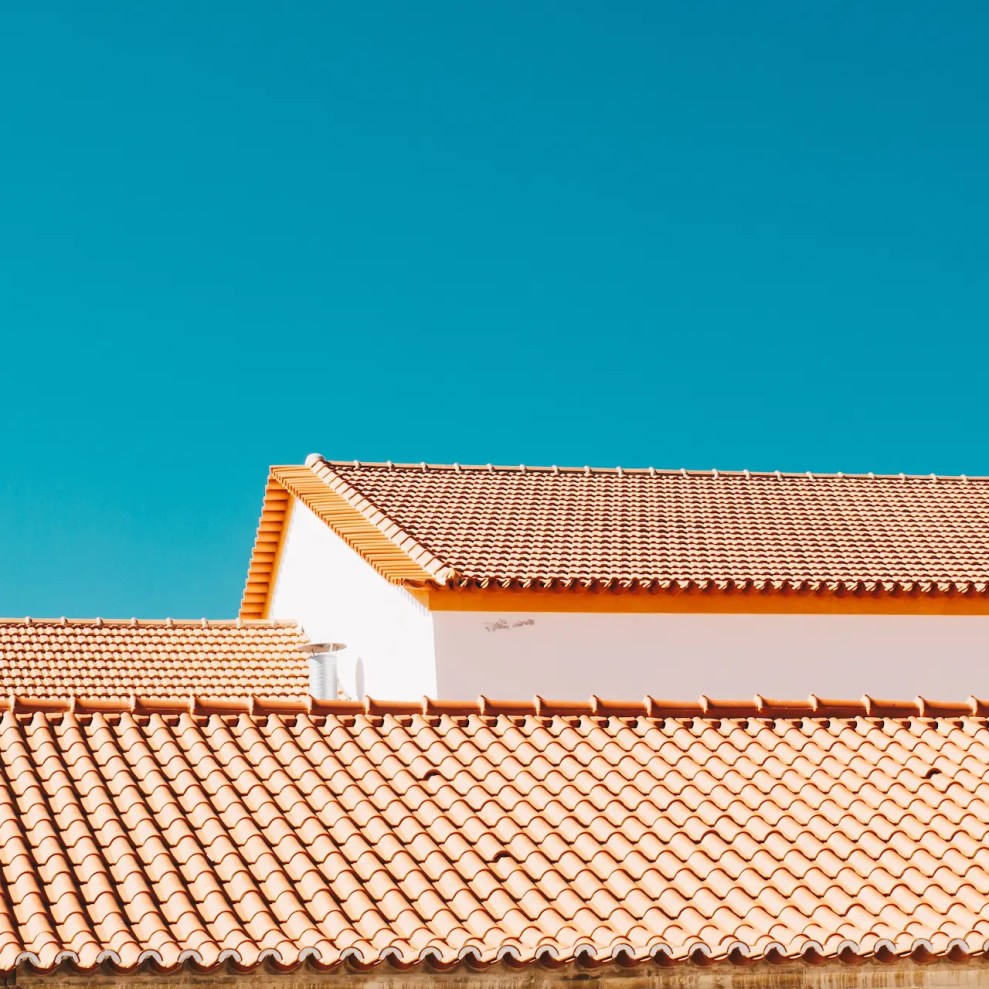 Como sacar o FGTS: fotografia do telhado de uma casa com céu azul ao fundo. Créditos João Jesus