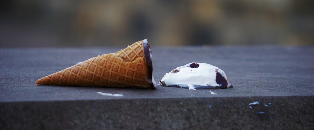 Golpe do Pix Agendado: fotografia de um sorvete de casquinha caído numa superfície de pedra, com a bola de sorvete caída ao lado. Créditos: Sarah Kilian
