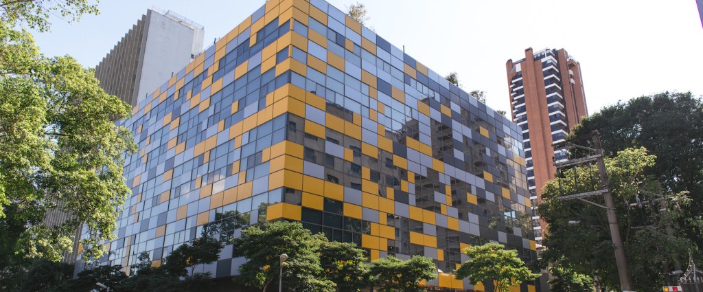 Prédio do Nubank, com janelas amarelas e cinzas, na Avenida Rebouças, em São Paulo