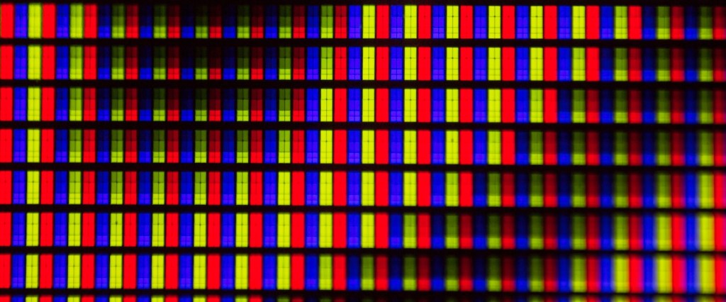 O que significa Pix: fotografia macro dos pixels de uma tela, mostrando pontos azuis, vermelhos e verdes. Créditos da imagem: Michael Maasen