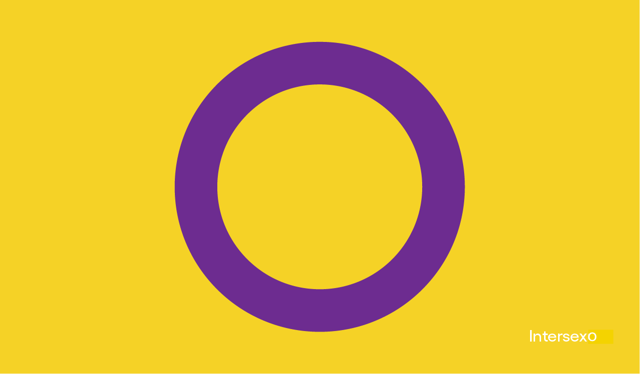 Nosso roxo é de orgulho: imagem da bandeira intersexo, composta por um círculo vazio com contorno roxo e um fundo amarelo