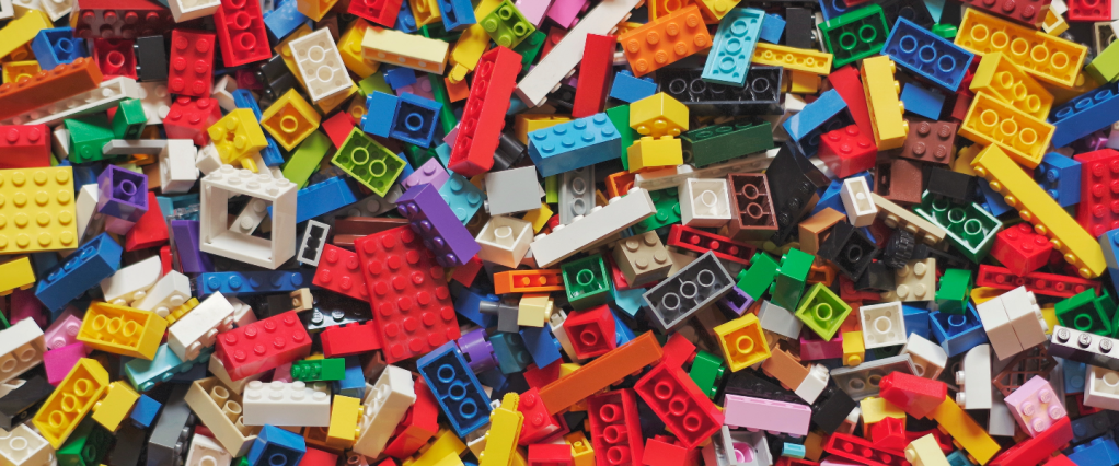 auxilio emergencial: imagem de vários blocos de montar de cores diferentes estilo Lego. Foto: @xavi_cabrera/ Unsplash