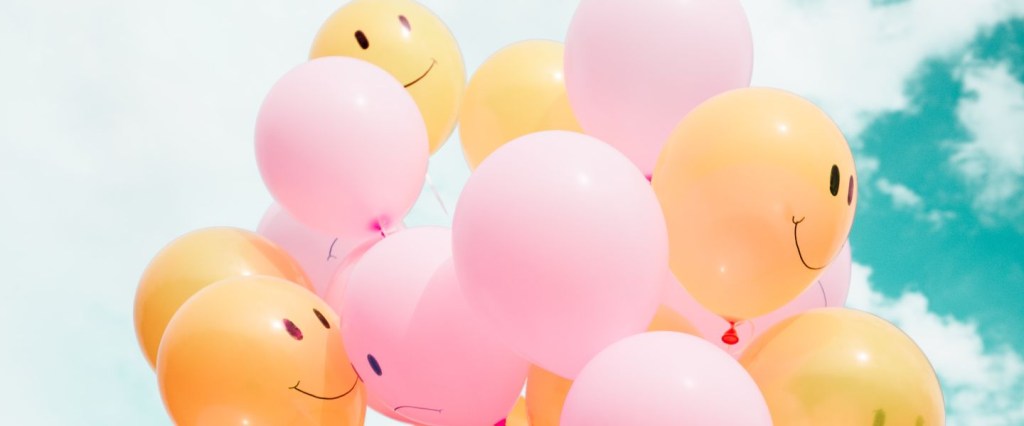 dia do amigo: foto de balões coloridos com carinhas desenhadas. Imagem: @artbyhybrid/Unsplash