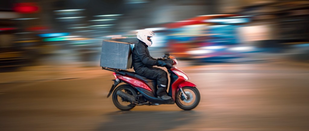 foto de uma moto com um motoqueiro na rua. Foto: Rowan Freeman