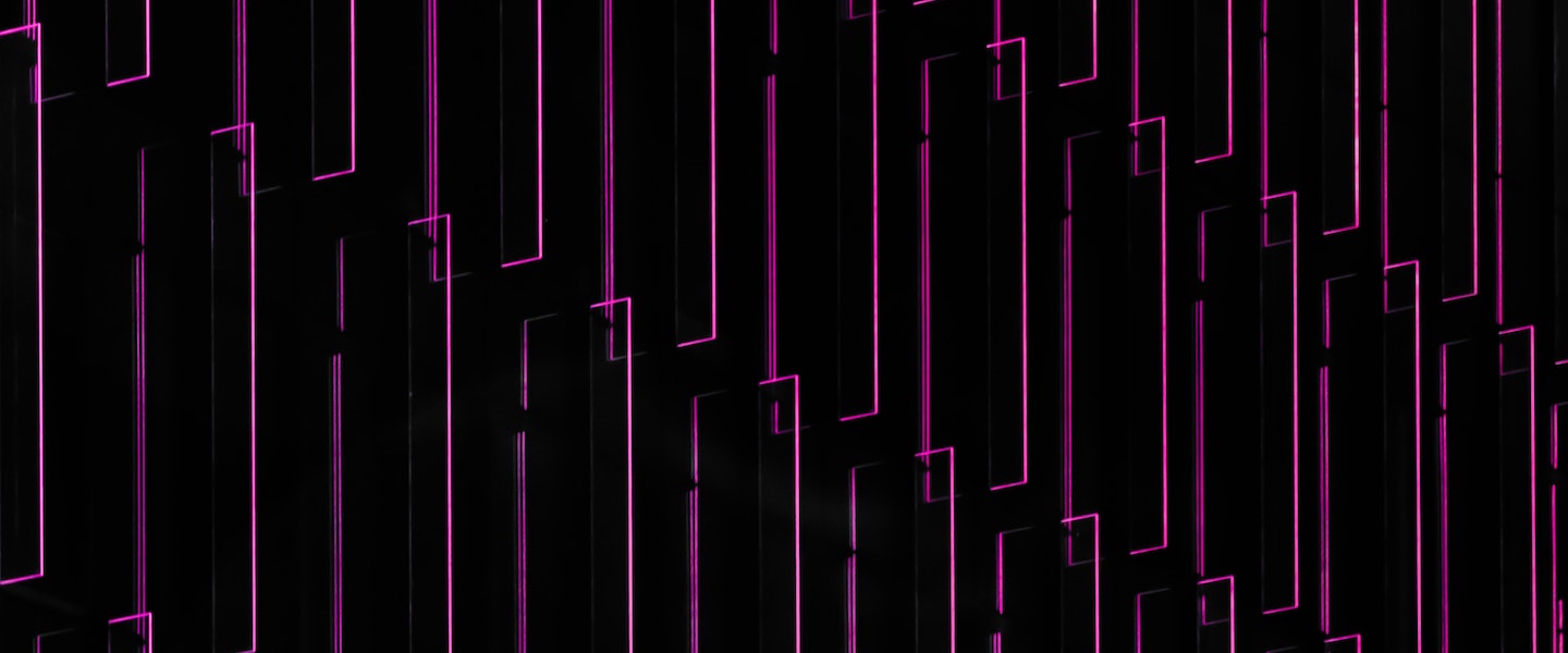 CBDC: fotografia de luzes retas roxas e rosa no fundo preto. Créditos da imagem: Pawel Czerwinsk