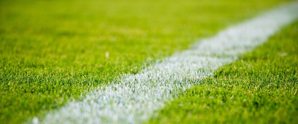 imagem da linha branca em um campo de futebol. Foto: Sandro Schuh