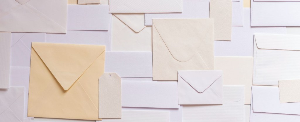 Mensagem de cobrança: imagem com vários envelopes tipo de carta. Foto: @joanna-kosinska/Unsplash