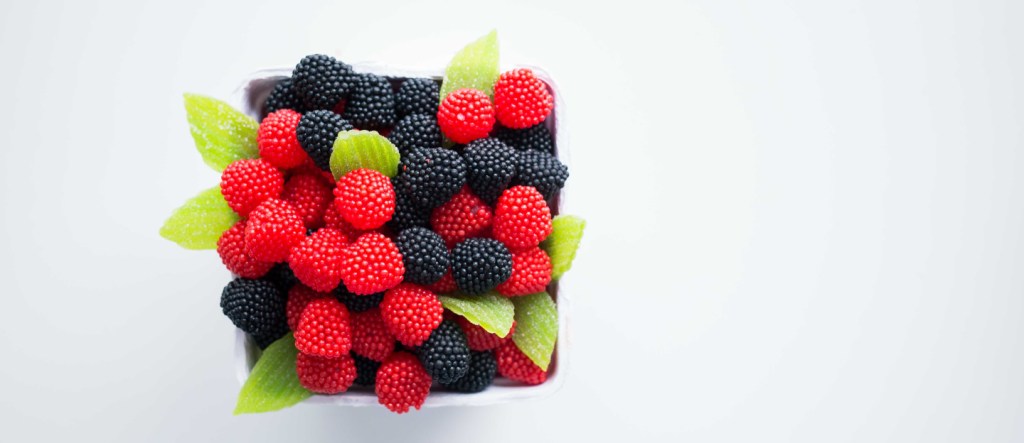 imagem mostra um pote de frutas vermelhas.