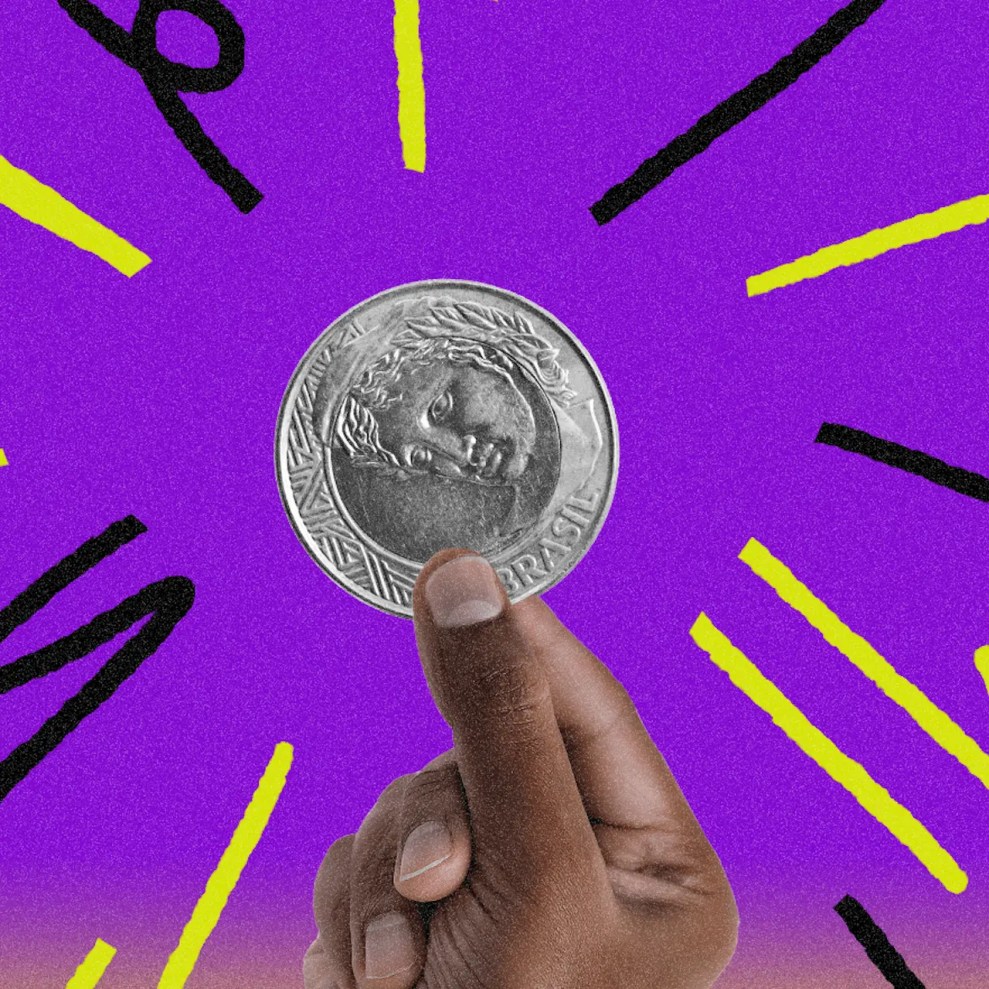 Débito automático: ilustração em fundo roxo com uma moeda de 1 real ao centro, segurada por uma mão humana de uma pessoa preta. Linhas distorcidas em amarelo e preto direcionando a moeda.