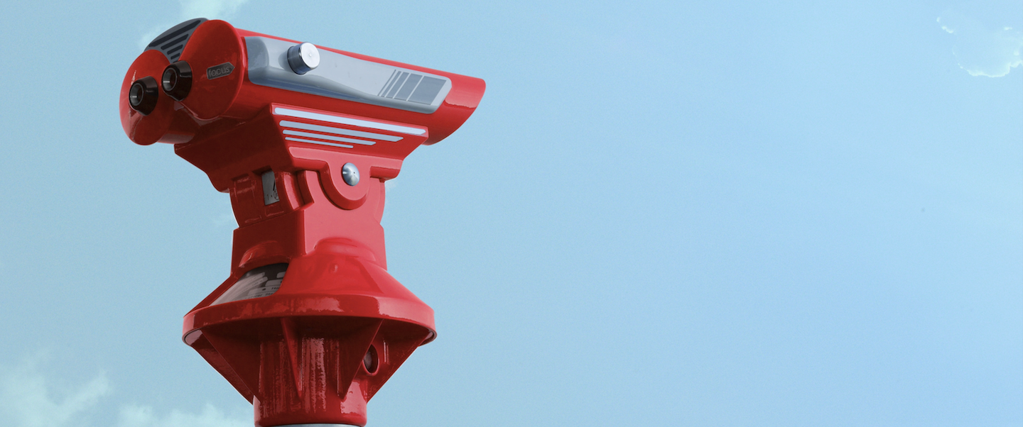 O que é o código de débito automático e onde encontrá-lo? Telescópio vermelho ao lado esquerdo da imagem, céu azul ao fundo.