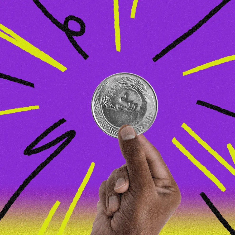 Imagem mostra fundo de desenho roxo com uma mão segurando uma moeda brasileira.