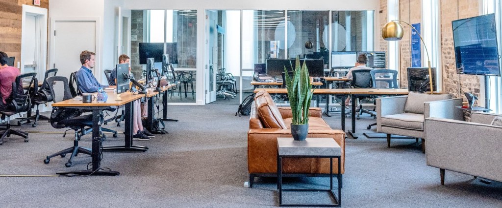 Coworking: imagem de um espaço de trabalho semelhante a um coworking. Foto: @austindistel/ Unsplash