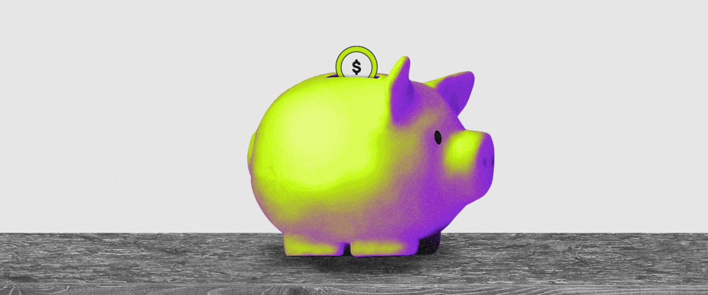 Investir em ações; ações. Imagem com fundo cinza mostra um porco nas cores verde e roxo com uma moeda em seu topo, fazendo alusão a um cofrinho de moedas.